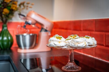 mini-pavlova's in een keuken