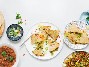 Goedgevulde quesadillas met groenten en picadillo